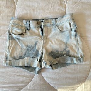 Old Navy Tye dye boyfriend mid rose jean shorts. Size 6